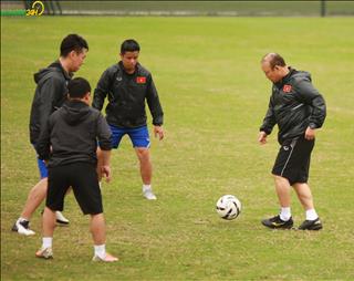 VIDEO: HLV Park Hang Seo ngã sấp mặt khi chơi bóng ma