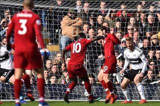 Liverpool thắng sát nút Fulham: Tranh tối Salah, tranh sáng Mane…