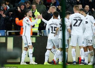 Swansea 2-3 Man City: Ngả mũ trước kẻ chiến bại