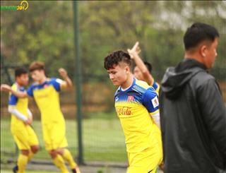 Chùm ảnh: Quang Hải trở lại, U23 Việt Nam tập luyện trong mưa