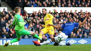 Tịt ngòi trước Everton, Higuain vẫn được Sarri bảo vệ