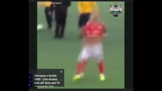 SỐC: Cầu thủ tụt quần khoe của quý ngay trên sân