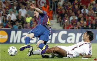 VIDEO: Nesta từng khiến Messi đập đầu tức tối ra sao