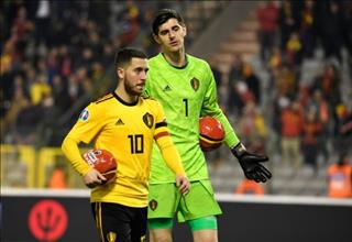 Mắc sai lầm ngớ ngẩn, Courtois bị Hazard mắng to xác nhưng thích làm màu