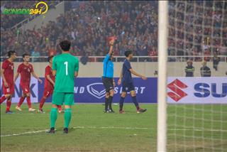 VIDEO: Sát thủ của Thái Lan ăn thẻ đỏ sau pha phạm lỗi thô thiển