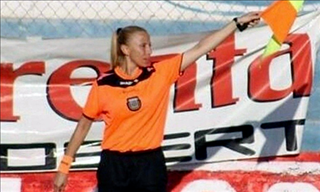 Nữ trọng tài bị ném chai nước nóng vào người ở Argentina