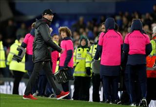 Bị cậu bé nhặt bóng của Everton chọc tức, HLV Klopp phản ứng thế nào?