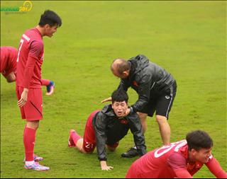 Chùm ảnh: Vẻ mặt đau khổ của Đình Trọng khi bị HLV Park Hang Seo chỉnh