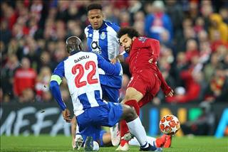 Salah may mắn thoát thẻ đỏ trong trận gặp Porto