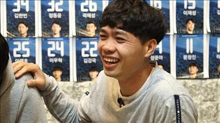 VIDEO: Công Phượng lãng mạn bên người đồng đội ở Incheon