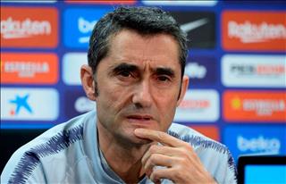 Chuẩn bị đụng độ M.U, HLV Barca lo sợ một điều
