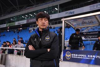 HLV Incheon Utd nói gì trong ngày Công Phượng không thi đấu?
