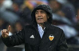 Chưa đá bán kết Europa League, HLV Valencia đã nhận thua Arsenal