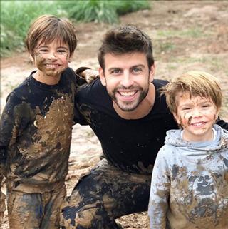 Cặp đôi Pique và Shakira ôm nhau ở chỗ rửa xe