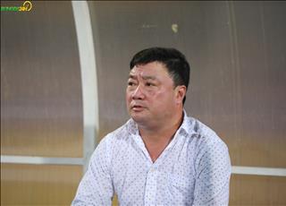 CĐV Hải Phòng đốt pháo sáng, HLV Trương Việt Hoàng không biết nói gì