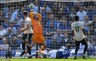 Solskjaer chắp tay nhận lỗi, cầu xin các CĐV tha thứ sau thảm bại kinh hoàng của MU