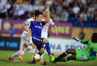 Tiền vệ Lê Tấn Tài chấn thương, Bình Dương lo lắng