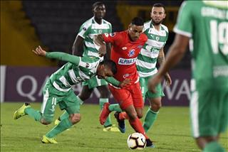 Đá 11m kiểu panenka siêu tệ, cầu thủ bị đuổi thẳng cổ