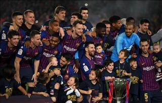 Trước đại chiến, sao Barca ‘vạch áo cho người xem lưng’