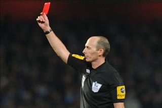 “Vua thẻ” Mike Dean khiến fan thích thú với màn ăn mừng cuồng nhiệt