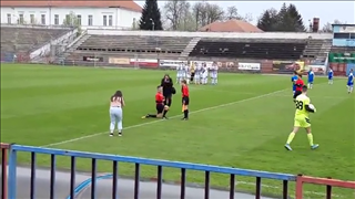 Trợ lý trọng tài cầu hôn nhau ngay trong trận đấu