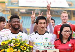 ẢNH: Hồng Duy thêm sừng cho Tuấn Anh khi được NHM tặng bánh sinh nhật