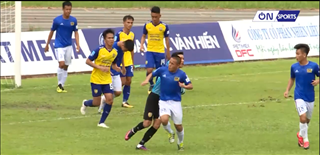 Thủ môn giải hạng Nhất bị thẻ đỏ vì hành vi bạo lực