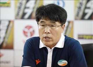 Viettel thua HAGL, HLV Lee Heung Sil chê các học trò thiếu tập trung