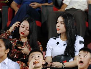 ẢNH: Ngắm dàn CĐV nữ xinh đẹp tiếp lửa trong ngày HAGL thắng Viettel