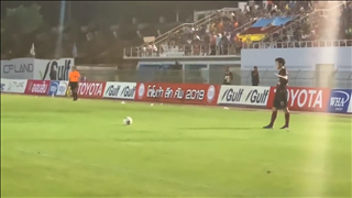 Xuân Trường dàn xếp đá phạt thông minh giúp đồng đội ghi bàn