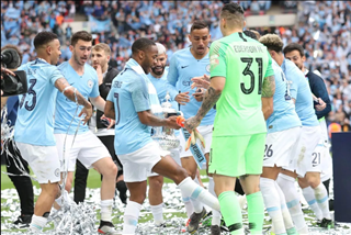 Clip: Nhân viên của Man City trần truồng trong ngày vô địch cúp FA