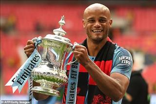 Dàn huyền thoại MU tề tựu tri ân… cựu ngôi sao Man City