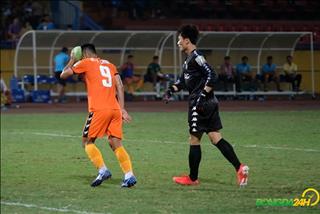 VIDEO: Bùi Tiến Dũng “thể hiện tình cảm” với Hà Đức Chinh