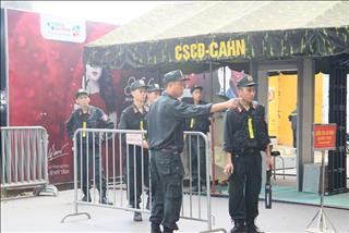 ẢNH: Đề phòng pháo sáng, sân Hàng Đẩy tăng cường an ninh ngang AFF Cup