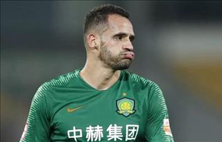 Tiền vệ Brazil trở thành trò hề bởi màn ăn vạ sau khi va chạm ... trọng tài