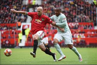 VIDEO: Chứng kiến pha bóng này, fan M.U lập tức đòi Jaap Stam trở lại thế chỗ Smalling