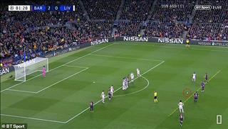 SỐC: Lionel Messi đã gian lận ở siêu phẩm đá phạt vào lưới Liverpool