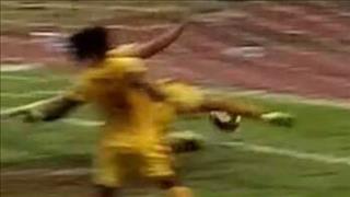 Cận cảnh tình huống gây tranh cãi nhất trận Thanh Hóa 3-2 Nam Định: Bóng đã qua vạch vôi cả mét?