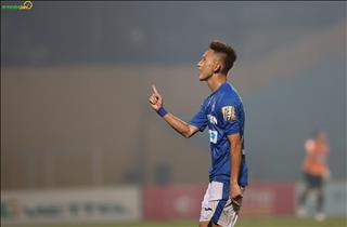 ẢNH: Lập hattrick kiến tạo, Nghiêm Xuân Tú hành động cực đáng yêu sau trận