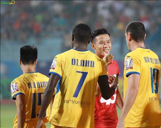 ẢNH: Những cảm xúc của Quế Ngọc Hải trong lần đầu tiên chạm trán SLNA