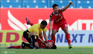 Trọng tài V-League nhanh tay cứu mạng cầu thủ Bình Dương nuốt lưỡi
