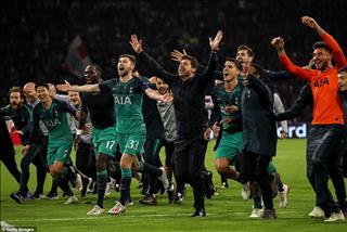 Tottenham ngược dòng thần kỳ Ajax, Pochettino ngấn lệ cảm ơn bóng đá!