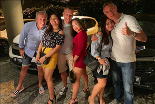 Hết việc, các trọng tài Anh rủ nhau đi “mây mưa” tận Indonesia