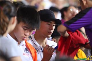 Nghỉ hết mùa, Đình Trọng vẫn làm ấm lòng fan trên khán đài