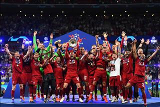 VIDEO: Khoảnh khắc Liverpool nâng cao cúp vô địch Champions League sau 14 năm