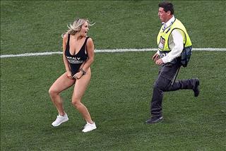 Xác định danh tính nữ CĐV tồng ngồng chạy vào sân trong trận chung kết C1