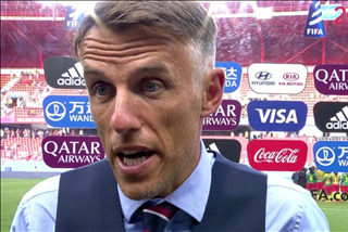 Đội nhà bị nhổ nước bọt và chơi xấu, Phil Neville chỉ trích ĐT nữ Cameroon nặng nề