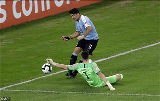 Đừng làm như Luis Suarez: Đòi 11m vì bóng chạm tay ... thủ môn