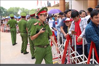 ẢNH: Bất chấp nắng nóng, người dân Phú Thọ vẫn xếp hàng dài chờ mua vé xem U23 Việt Nam