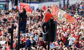 Muôn màu fan Liverpool: Leo mái nhà, cột đèn giao thông để ăn mừng cùng Klopp